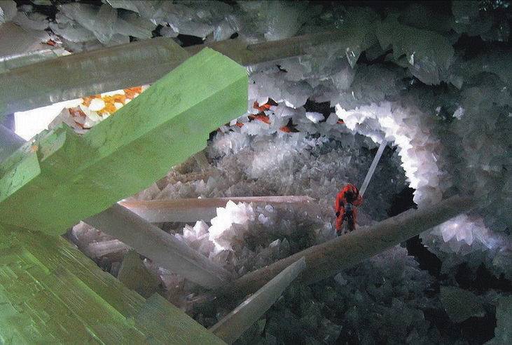 The-cave-of-crystals-naica-mines-natural-phenomenon-